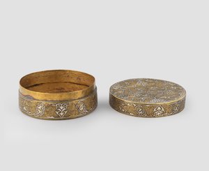 Ask med lock av cylindrisk form, av graverad mässing infälld med silver, med senare förgyllning och eventuellt tillägg av innerband, 1400-c.1525 av Iranian School