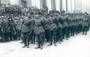 Michael Collins (1890-1922) (vänster) som chef för den irländska fristatsarmén vid Arthur Griffiths begravning, augusti 1922