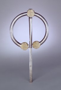 Tistelbrosch, vikingatiden (förgylld silver) av Irish School