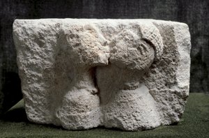 Iberic Art: the Kiss of Osuna (Beso de Osuna) Högrelief av kalksten som representerar en man och en kvinna som kysser - Järnålder II, Dim. 13,5x24x20 cm - Madrid, Arkeologiska museet - Kiss of Osuna - Kalkstensrelief (H. 13,5x24x20 cm), 300-talet f.Kr.,