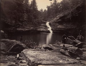 Lula Lake och Upper Falls på Rock Creek, nära Lookout Mountain, Georgia, 1864-65. av Isaac H. Bonsall