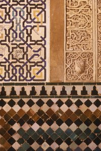 Detalj av kakeldesignen i uteplatsen de Mexuar (keramik) av Islamic School