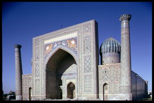 Fasaden på Shirdar Madrasa, Timurid-perioden, Rigestan Square, ca 1619-35 av Islamic School