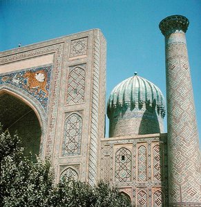 Fasaden till Shirdar Madrasa, timuridisk tid, Rigestan-torget, ca 1619-35 av Islamic School