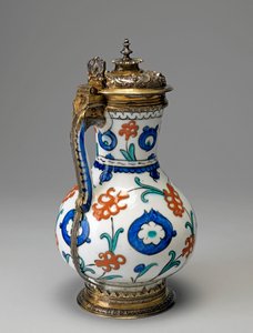 Fritwarekanna, ottomansk period (glaserad keramik med förgylld silver) av Islamic School