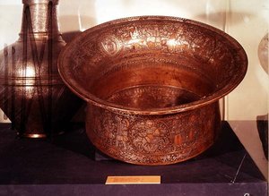 Mamlukskål, känd som Baptistery of St. Louis, från Egypten (koppar) av Islamic School