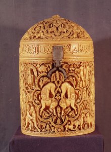 Pyx med en relief som skildrar det höviska livets nöjen, inskrivet med namnet Al-Mughira, son till kalifen Abd-al-Rahman III, Umayyadperioden, från Cordoba, 968 e.Kr. (se även 101673) av Islamic School
