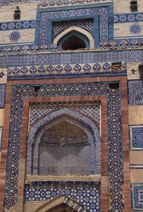 Kakelplattor på ingångsporten till mausoleet av Bibi Jawindi (d.1403) rest 1494 av Islamic School