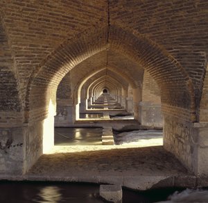 Utsikt längs insidan av Khaju Bridge-dammen, Safavid-perioden (tegel och sten) av Islamic School
