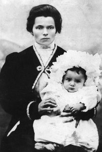 Benito Mussolini som barn med sin mamma Rosa Maltoni - 1884 - Benito MUSSOLINI (1883-1945) i famnen på sin mamma Rosa Maltoni.
