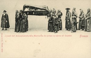 Brothers of the Compagnia della Misericordia (Company of Mercy) bär en sjuk man till sjukhuset, Florens (s/v foto) av Italian Photographer