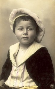 Söt pojke i floppy hatt av Italian Photographer