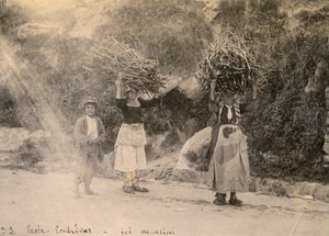 Bönder bär vedbuntar på sina huvuden, Paola, Kalabrien, fotografi av Leopoldo Menarini, ca 1910 av Italian Photographer