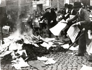 Fascistiskt team bränner socialistiska tidningar "Il Paese" efter att ha ödelagt belägringen av Italian Photographer