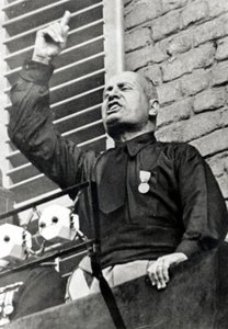 Mussolini i svart skjorta av Italian Photographer