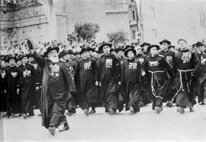 Parad i Rom 1931, föregås av det kyrkliga organet. av Italian Photographer