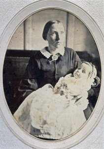 Post mortem porträtt av en liten flicka som hölls av sin mor, ca 1855 (s/v foto)