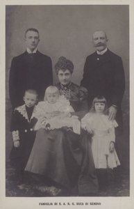 Prins Thomas, hertig av Genua och hans fru, prinsessan Isabella av Bayern, med sina barn (s/v foto) av Italian Photographer