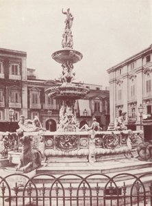Sicilien: En fontän i Messina (svartvitt foto) av Italian Photographer