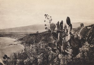Taormina, utsikt över Etna (svartvitt foto) av Italian Photographer