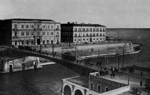 Taranto, Corso due Mari, svängbro (s/v foto) av Italian Photographer