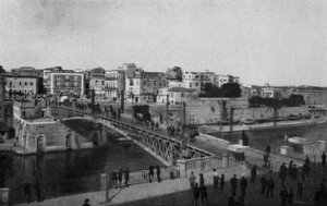 Taranto, stängd svängbro och gamla stan (s/v foto) av Italian Photographer