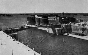 Taranto, stängd svängbro, sjöstyrkor samlade med gran pavese i mar grande (s/v foto) av Italian Photographer