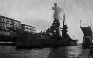 Taranto, R Nave Duilio genom den navigerbara kanalen (s/v foto) av Italian Photographer