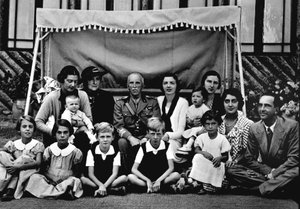 Den italienska kungafamiljen. I centrum Victor Emmanuel III (Vittorio Emanuele). Bland barnen som sitter, den 3:e från vänster är prins Victor Emmanuel (Victor-Emmanuel) (Vittorio Emanuele), den sista till höger hans far Humbert II (Umberto II). 19 av Italian Photographer