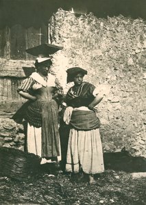 Två bönder från den romerska landsbygden i traditionella kläder, Italien, ca 1910 av Italian Photographer