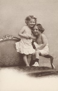 Två skrattande barn (s/v foto) av Italian Photographer