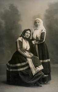 Två kvinnor i traditionella dräkter, Fonni, Sardinien, Italien, ca 1915 av Italian Photographer