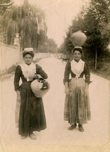 Två unga kvinnor med terrakottakrukor, Roccaraso, Abruzzo, Italien, ca 1905 av Italian Photographer
