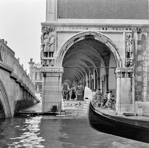 Venetiansk scen, ca 1960 (s/v foto) av Italian Photographer