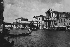 Venedig, jesuitkyrkan och järnvägsstationen (s/v foto) av Italian Photographer
