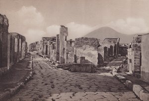 Via Consolare och Porta Di Ercolano, Consular Road, Gate of Herculanum (s/v foto) av Italian Photographer