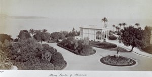 Utsikt över en av trädgårdarna i Montecarlo, i Monacos furstendöme. I mitten av trädgården, med utsikt över havet, ett lusthus av Italian Photographer