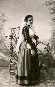 Kvinna i traditionell klädedräkt, Sardinien, Italien, ca 1910 av Italian Photographer
