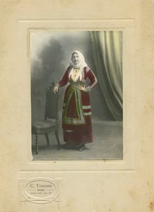 Kvinna i traditionell klädedräkt, Sardinien, Italien, fotografi av Camillo Toncker, Rom, ca 1910 av Italian Photographer