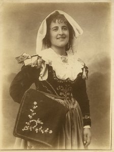 Ung kvinna iförd traditionell klänning och huvudbonad, Abruzzo, Italien av Italian Photographer