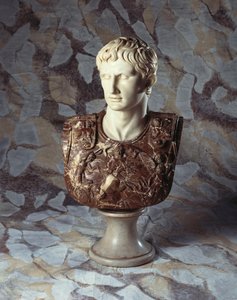 En italiensk skulpterad staty och brecciamarmorbyst av Caesar Augustus, efter antiken av Italian School