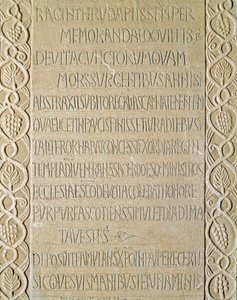 Medeltidens arkeologi (medeltiden). Barbarian Art of Lombardiet: Drottning Ragnetrudes gravsten (Raginthruda) är från 740-750. Lombardisk konst. Pavia, Civic Museum, Archaeological Section (Pavia, Musei Civici, Sezione Archeologia). av Italian School