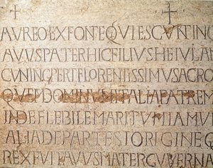 Medeltidens arkeologi (medeltiden). Barbarisk konst i Lombardiet: gravstenen över den lombardiska kungen Cunipert, känd som den fromme (Cuniperto, 678-700). Lombardisk konst. Pavia, Civic Museum, Archaeological Section (Pavia, Musei Civici, Sezione Archeol av Italian School