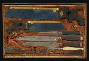 Låda med anatomiska instrument (trä och metall)