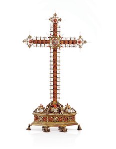 Krucifix, Trapani, första hälften av 1700-talet (förgylld koppar, silver, bergskristall och korall) av Italian School