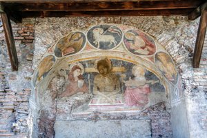 Deposition av Kristus mellan Jungfru Maria, St John, med evangelistsymboler och Agnus Dei på bågen av Italian School