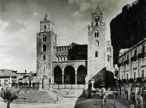 Exteriör av Duomo, påbörjad 1131 av kung Roger II (d.1154) av Sicilien (s/v foto) av Italian School