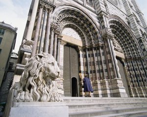Fasad av katedralen i San Lorenzo foto) av Italian School