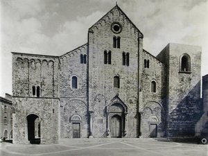 Basilikans fasad, grundad 1087 för att ta emot relikerna av St. Nicolas (s/v foto) av Italian School