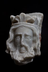 Genua, Museum of St Augustine: fragment av krönt huvud, av okänd skulptör från norra Frankrike; XIII - XIV århundraden av Italian School